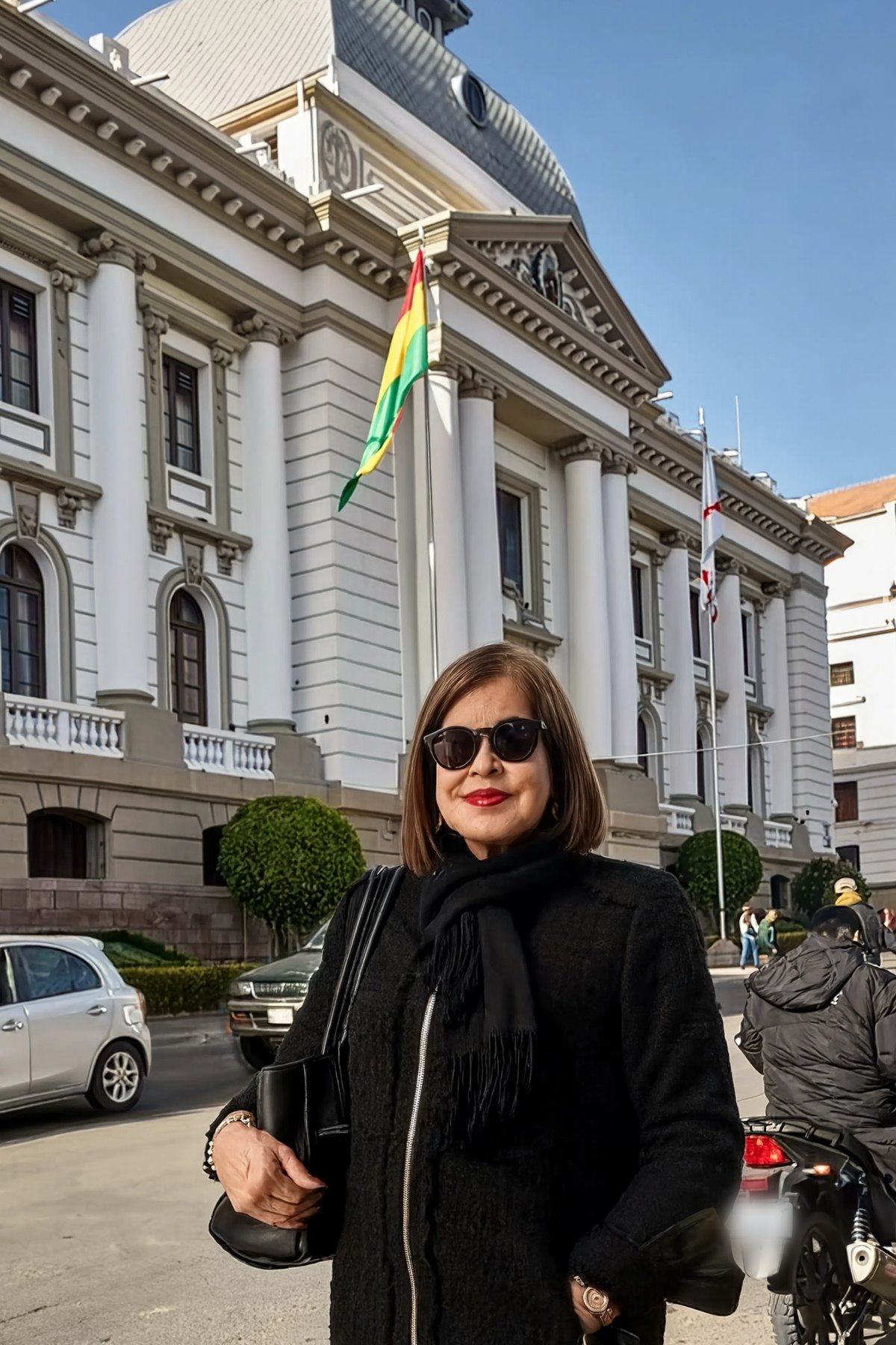 Marianella Cerball frente al Palacio de Justicia, en Sucre